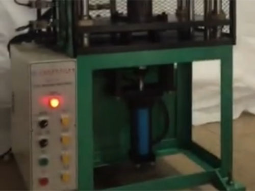 第一次油压整型机KL...